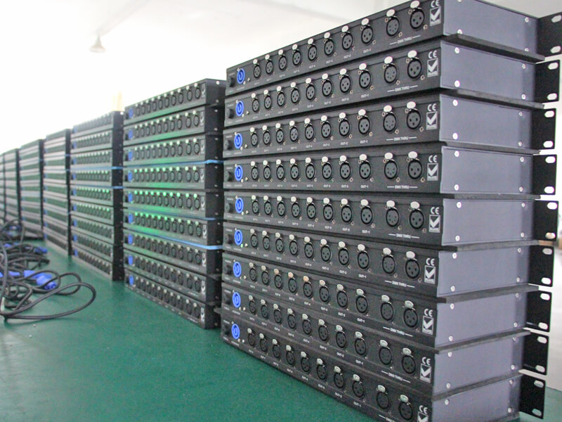 2 个 DMX 输入和 8 个 DMX 输出 DMX 512 分配器
