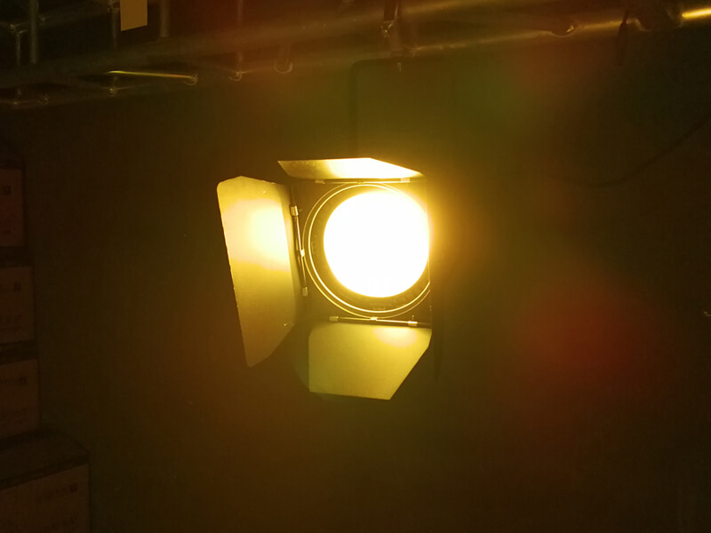 广州无声 200W RGBW 4in1 Led Fresnel Spot Cob Dmx 视频演播室灯变焦调光聚光灯