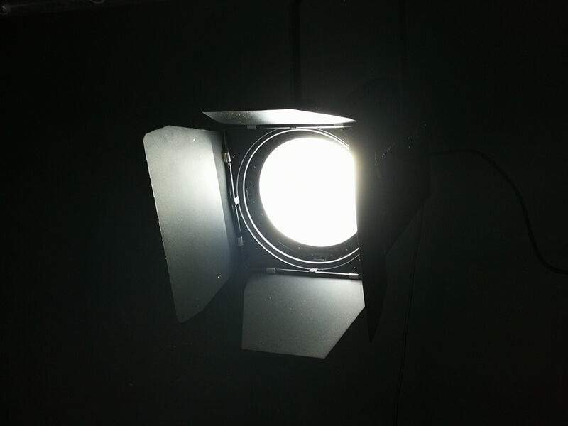 广州无声 200W RGBW 4in1 Led Fresnel Spot Cob Dmx 视频演播室灯变焦调光聚光灯