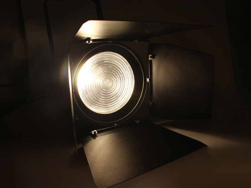 剧院用高质量视频柔光灯 OEM ODM 200W 舞台 LED 菲涅耳灯