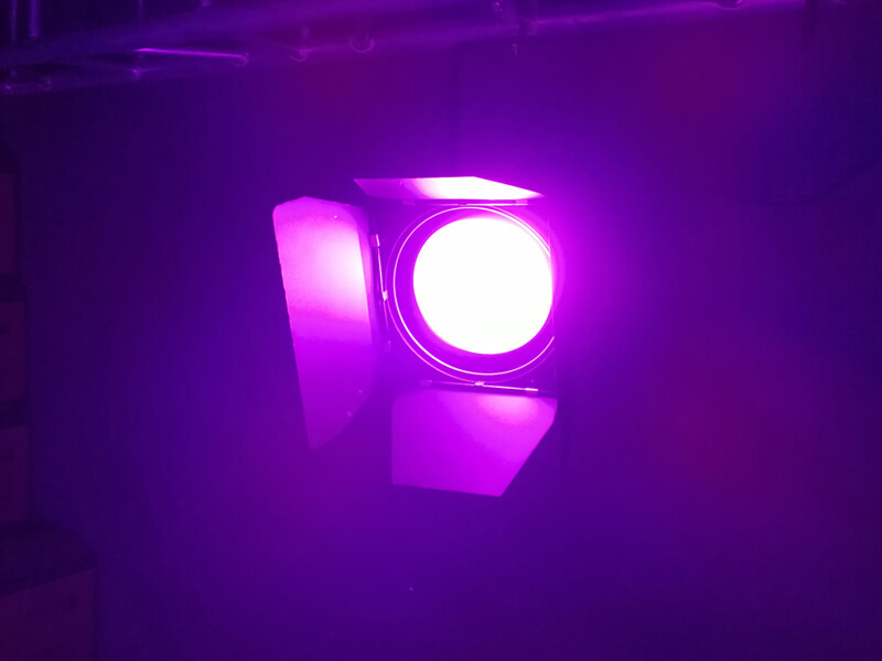 电动变焦 200W RGBW 4 合 1 LED 菲涅耳聚光灯